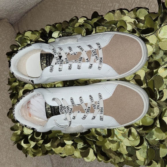 NWOB Vintage White Leather w/Tan Suede Toe and Cream Furry Star-Size 8.5​​​​​​​​ - Picture 2 of 7